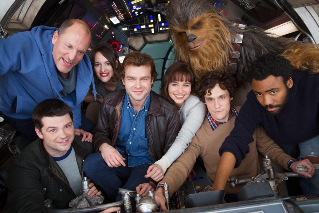 Il cast del nuovo Star Wars riunito all'interno del Millenium Falcon